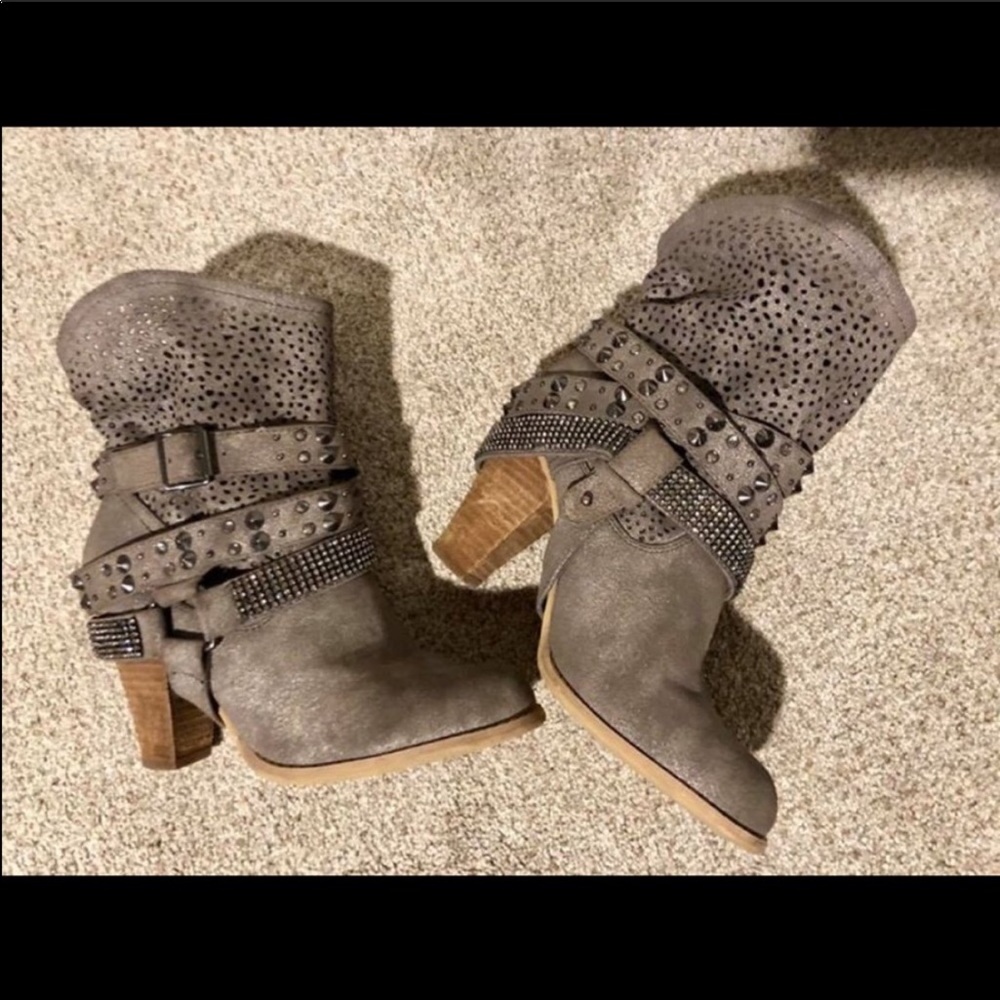 Buckle boots